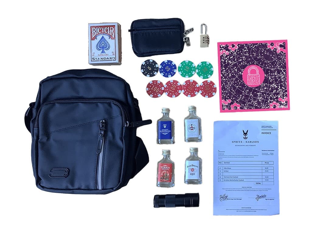 Le pack : une sacoche noire, des jetons de casino, un jeu de cartes, un cadenas, une facture d’hôtel et une petite lampe.