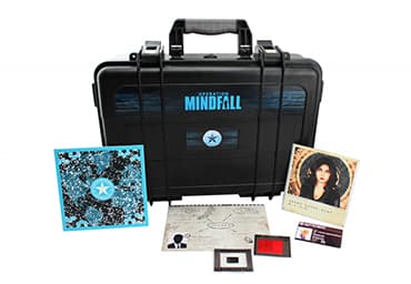 La mallette MindFall ouverte sur ses documents : carte chiffrée, photo, fiches et filtres.